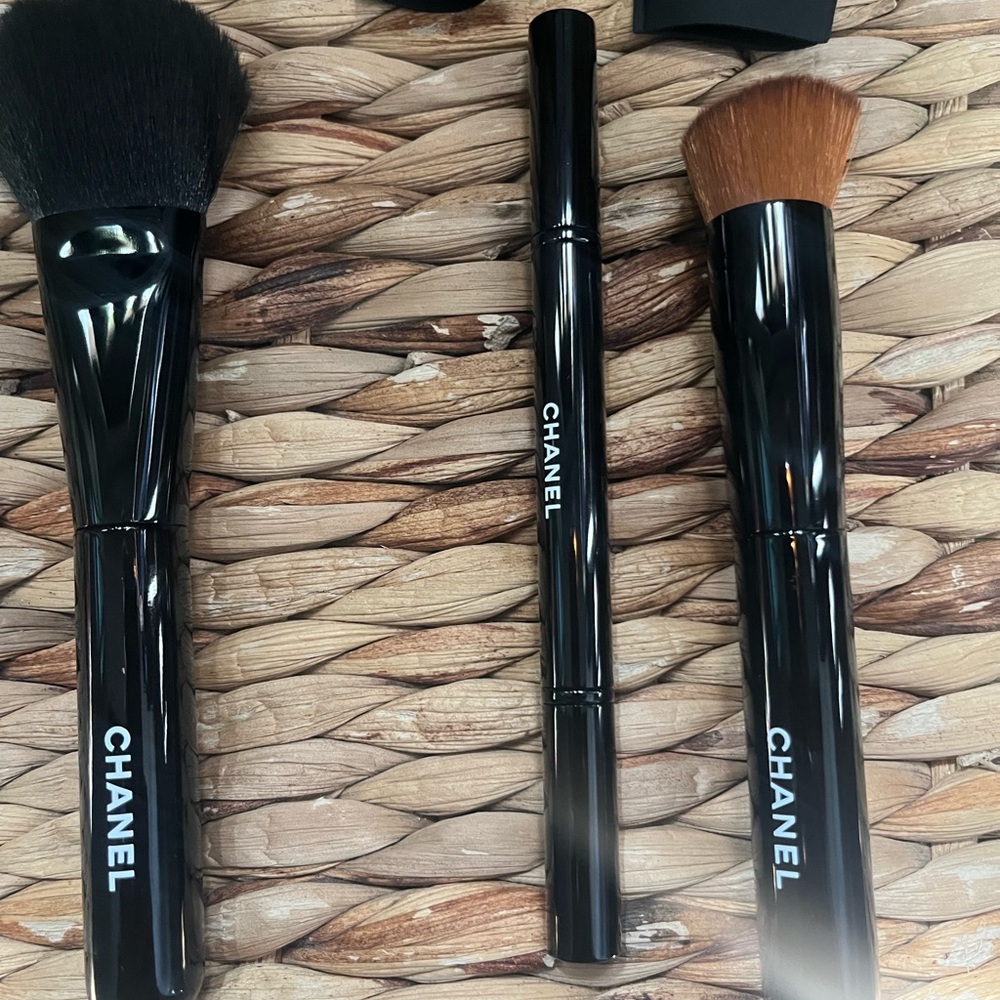 Chanel Essential Brush Collection - Picture 2 of 7